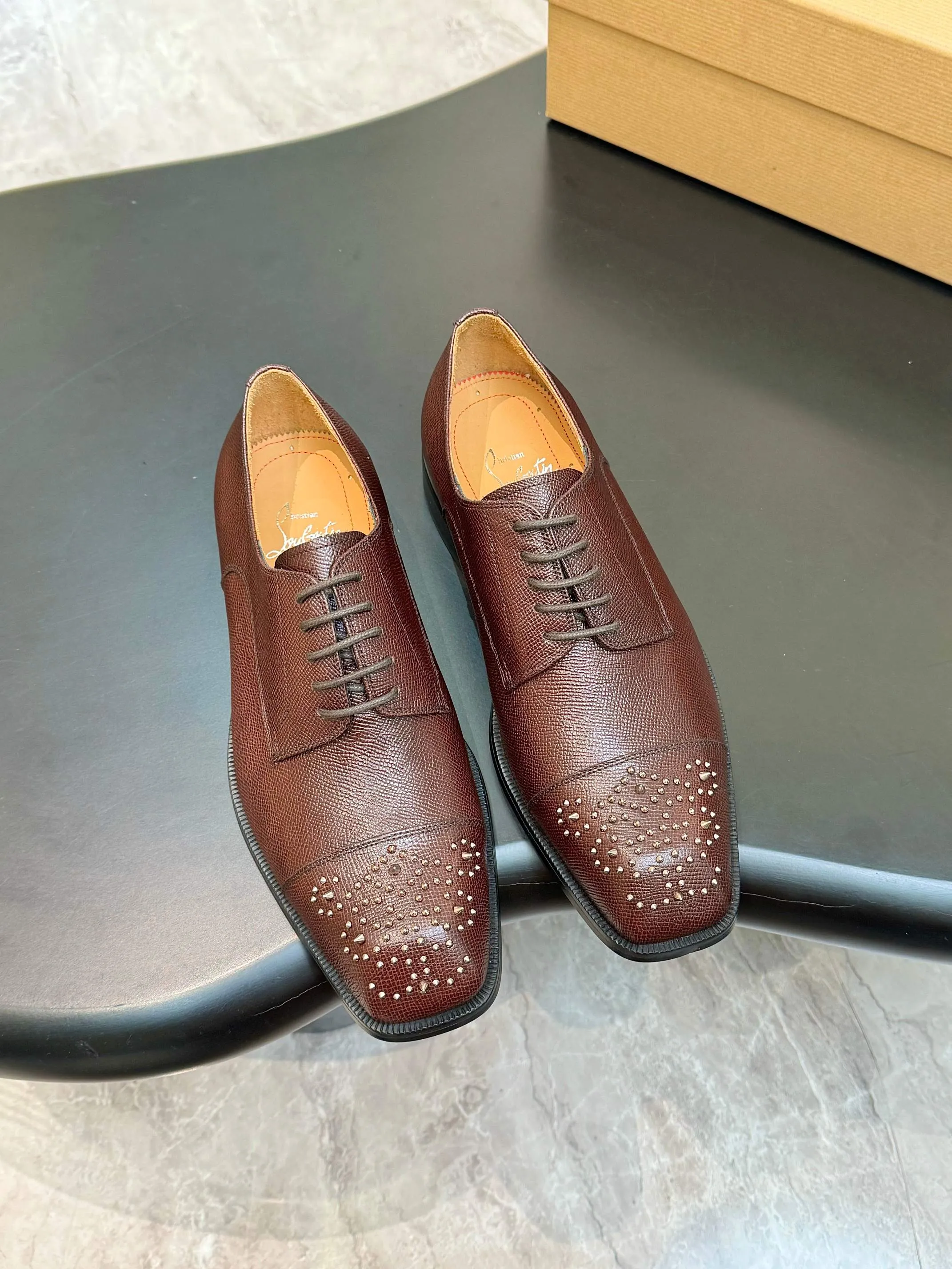 [CL red sole shoes] Top P: 1020💰 Size 39-44 (⚠️38.45.46.47 custom-made, non-returnable and non-exchangeable) 🆑High-end men's business formal leather shoes, original authentic top quality goods ••✅💯 Top original order purchasing agent! Original imported patterned cowhide ➕Imported cowhide lining ➕Cowhide feet ➕Original leather outsole~🉑️Feel free to compare the authentic ones!